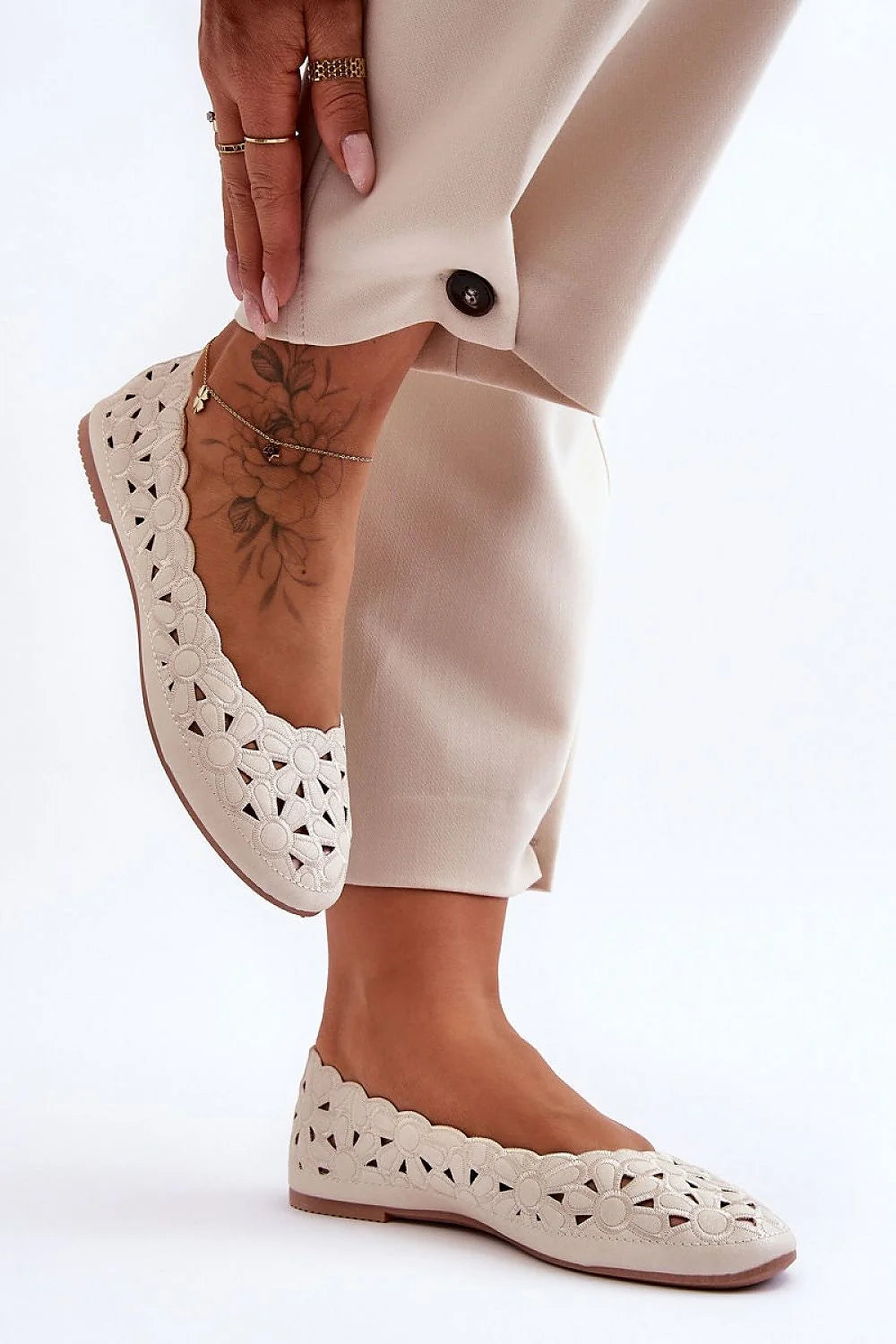 Ballerines femmes motif floral ajouré cuir écologique confortable talon plat couleur crème style classique moderne