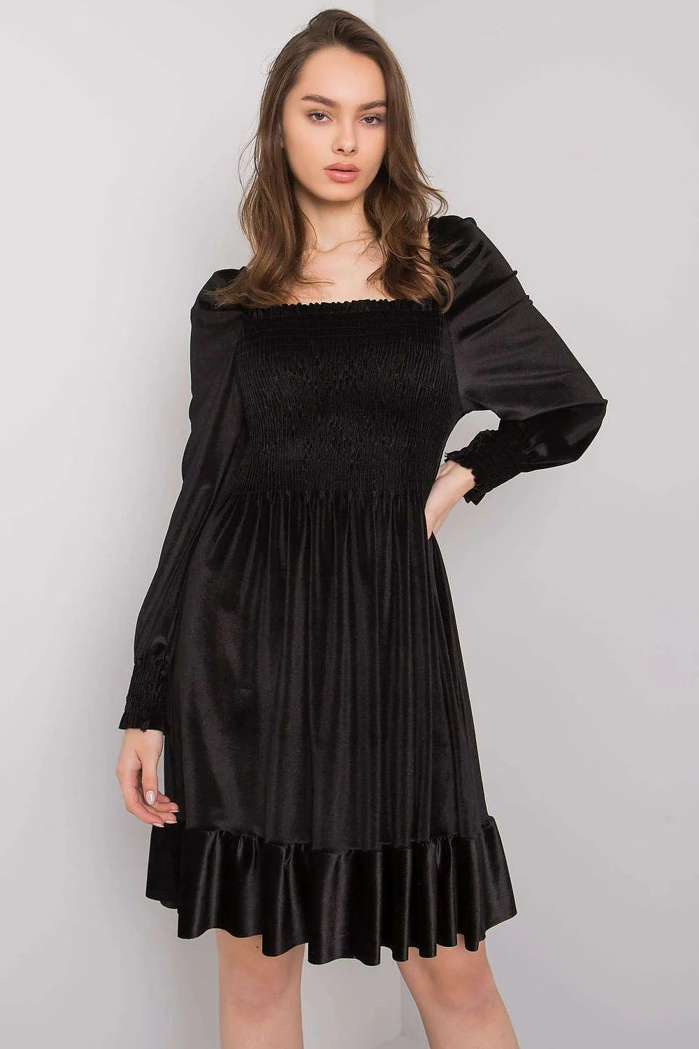Robe satin noire élégante manches longues coupe évasée volants tenue soirée femme chic