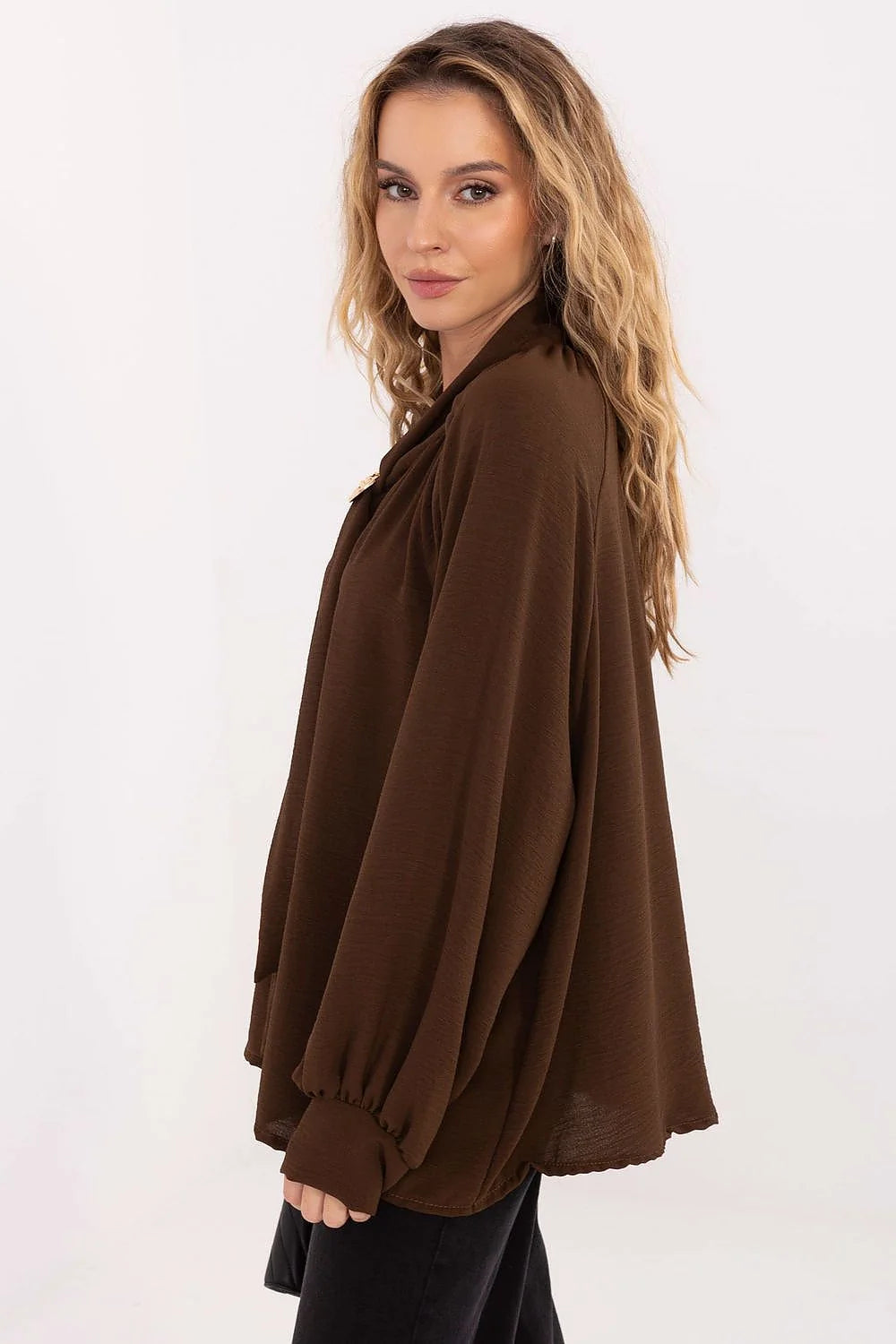 chemisier femme col lavallière marron chocolat coupe ample manches longues bouffantes poignets resserrés tissu fluide viscose tombé souple broche dorée