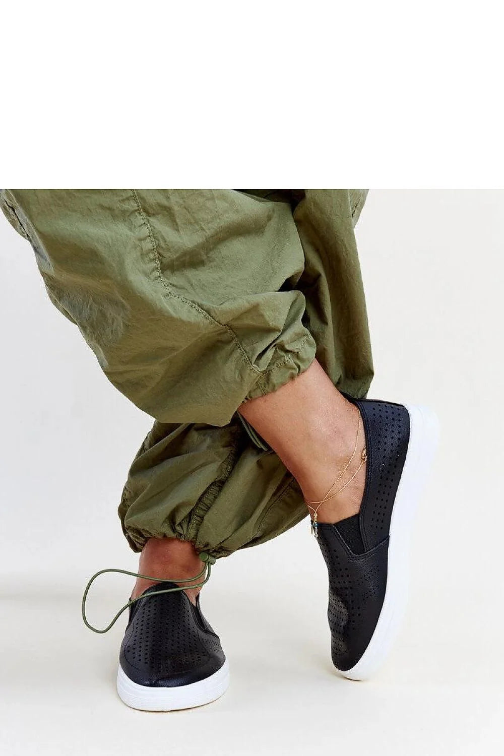 baskets femme Solea noires ajourées cuir synthétique slipon respirantes semelle blanche caoutchouc plateforme amortie confort urbain