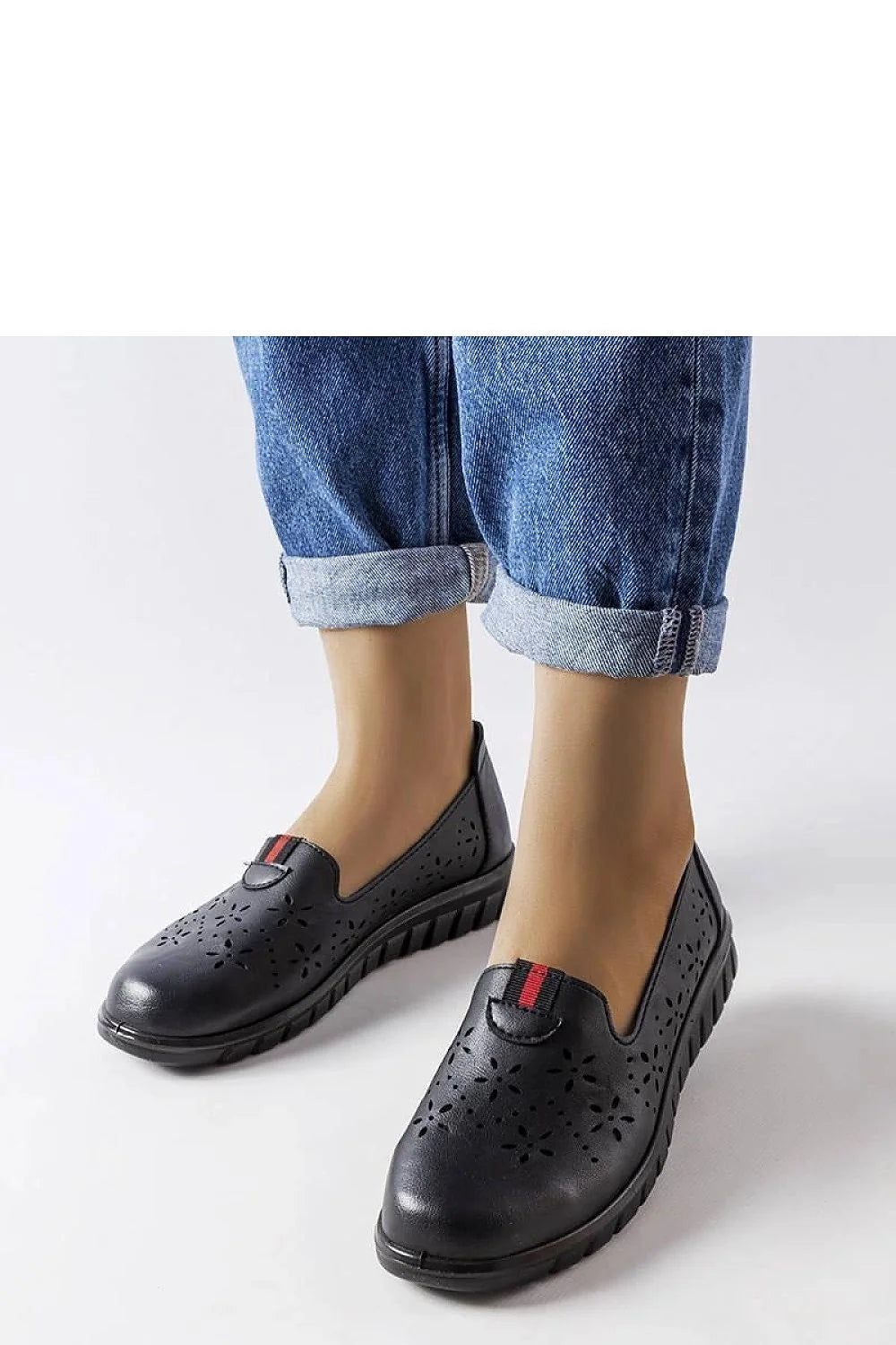 mocassins femmes Solea ecocuir noir slipon boutrond motiffloral perforations patteelastique rouge semellecaoutchouc crantee amortissante antiderapante legere confort
