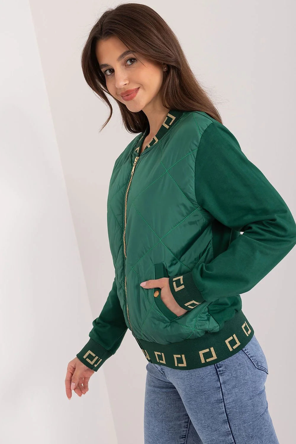 Veste sportive moderne pour femme en vert foncé, matelassée, col et poignets géométriques, fermeture éclair dorée, poches pression, coton, mode casual, chic, polyvalente, tendance, qualité, confort, quotidien, style urbain