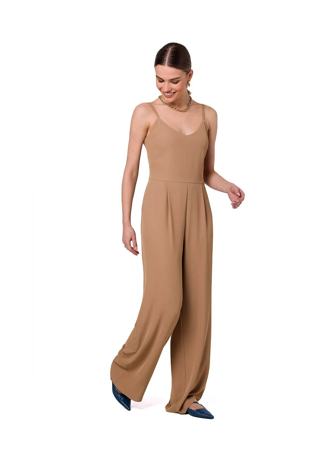 combinaison femme camel bretelles fines sans manches décolleté plongeant taille marquée pantalon large fluide plis avant tissu stretch