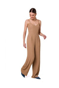 combinaison femme camel bretelles fines sans manches décolleté plongeant taille marquée pantalon large fluide plis avant tissu stretch