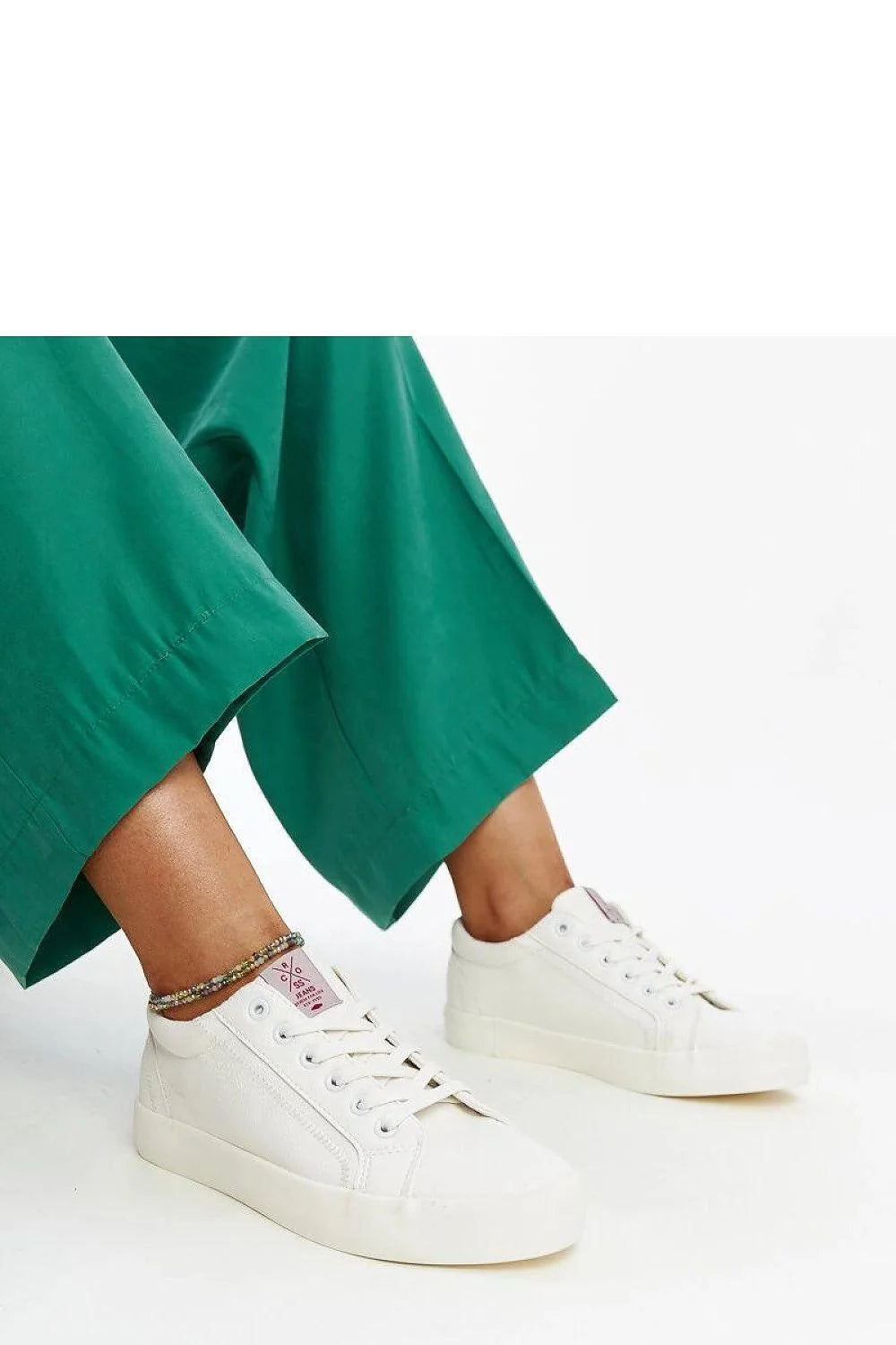 Baskets modernes femmes confortables simili cuir écologique blanches lacées semelle caoutchouc profil bas style urbain tous les jours