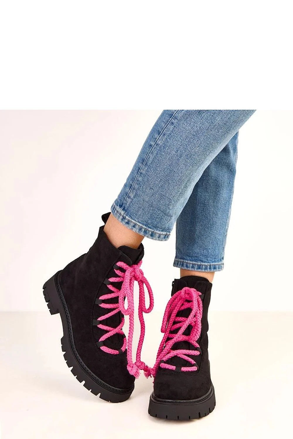 bottines femme cuir suédé noir tige15cm bout rond talon4cm semelle crantée lacets fuchsia fermetureéclair latérale doublure chaude moderne