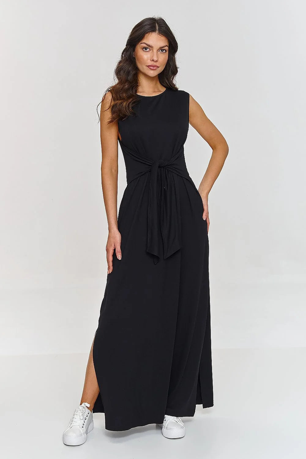 Robe de jour élégante noire longue sans manches ceinture nouée femme style intemporel coupe droite fente latérale
