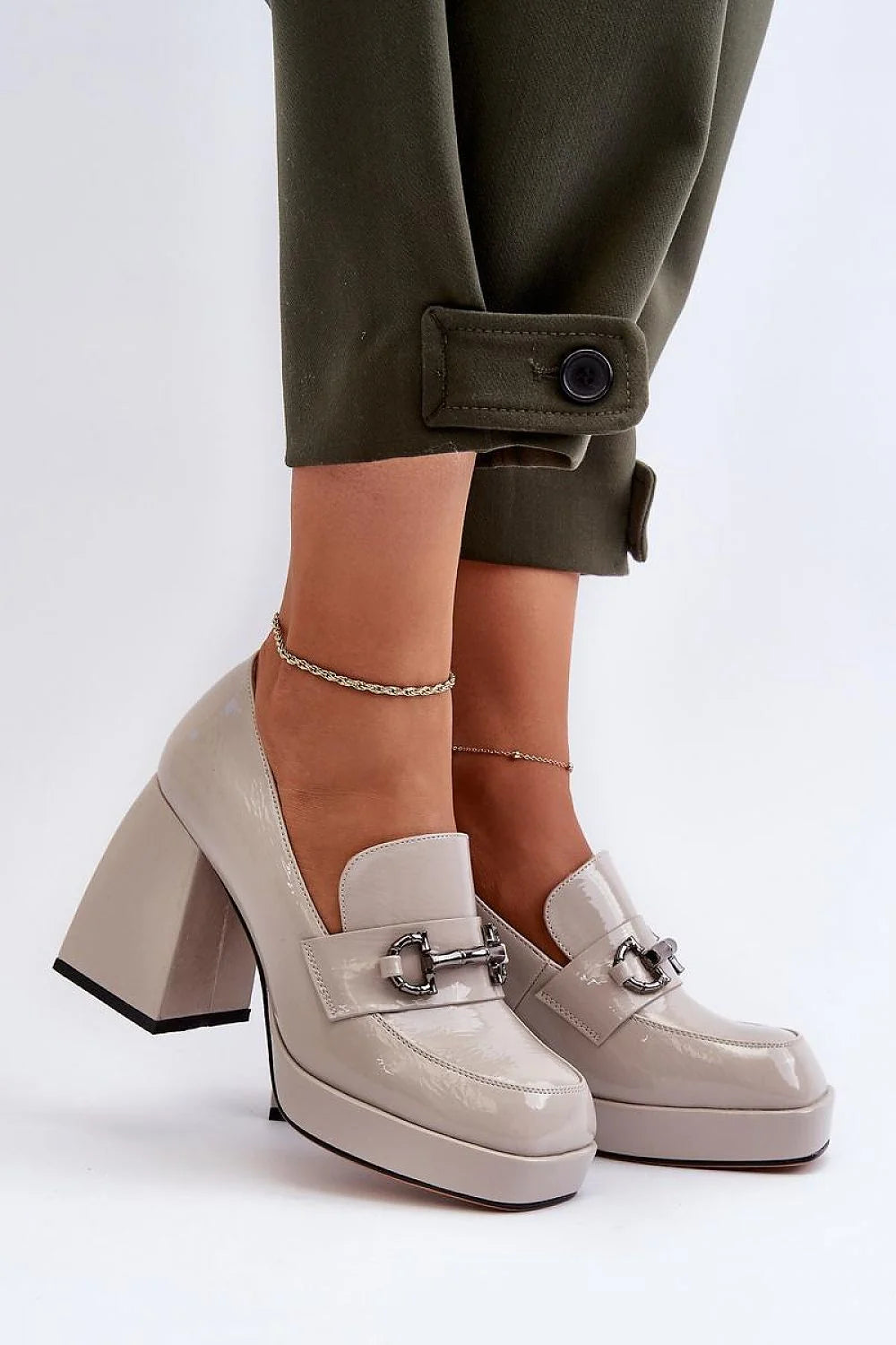 Chaussures basses à talons Step in style. Design moccasin, cuir artificiel verni, talon haut 9 cm, bride métallique argentée, couleur beige clair, confortable et élégante pour femmes