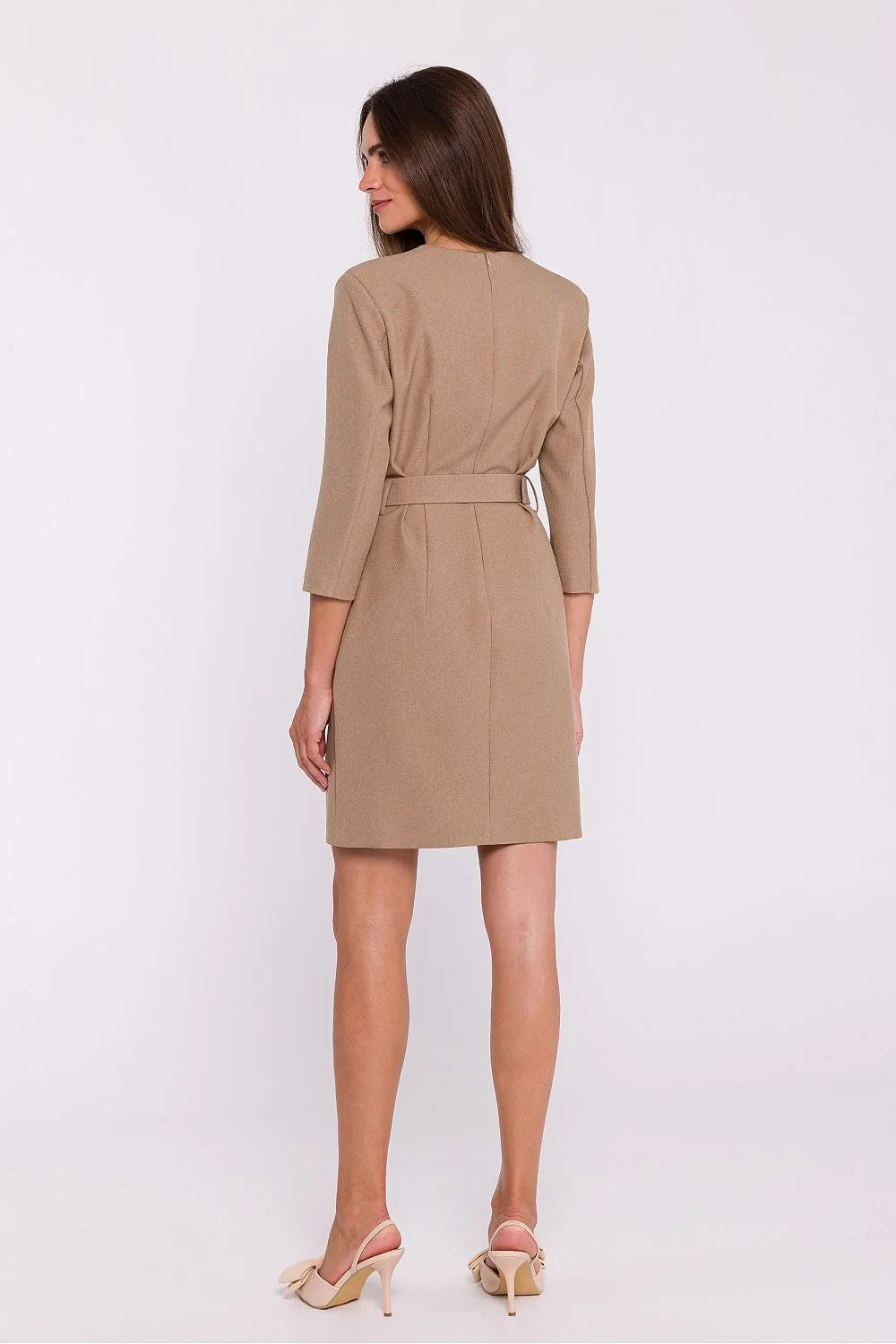 Robe élégante pour femme coupe droite col V manches trois-quarts teinte camel matériau de qualité ceinture intégrée poches décoratives occasions professionnelles et formelles