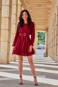 robe bordeaux courte évasée cintrée taille haute ceinturée boucle dorée manches longues froncées volant tissu fluide confortable chic intemporelle