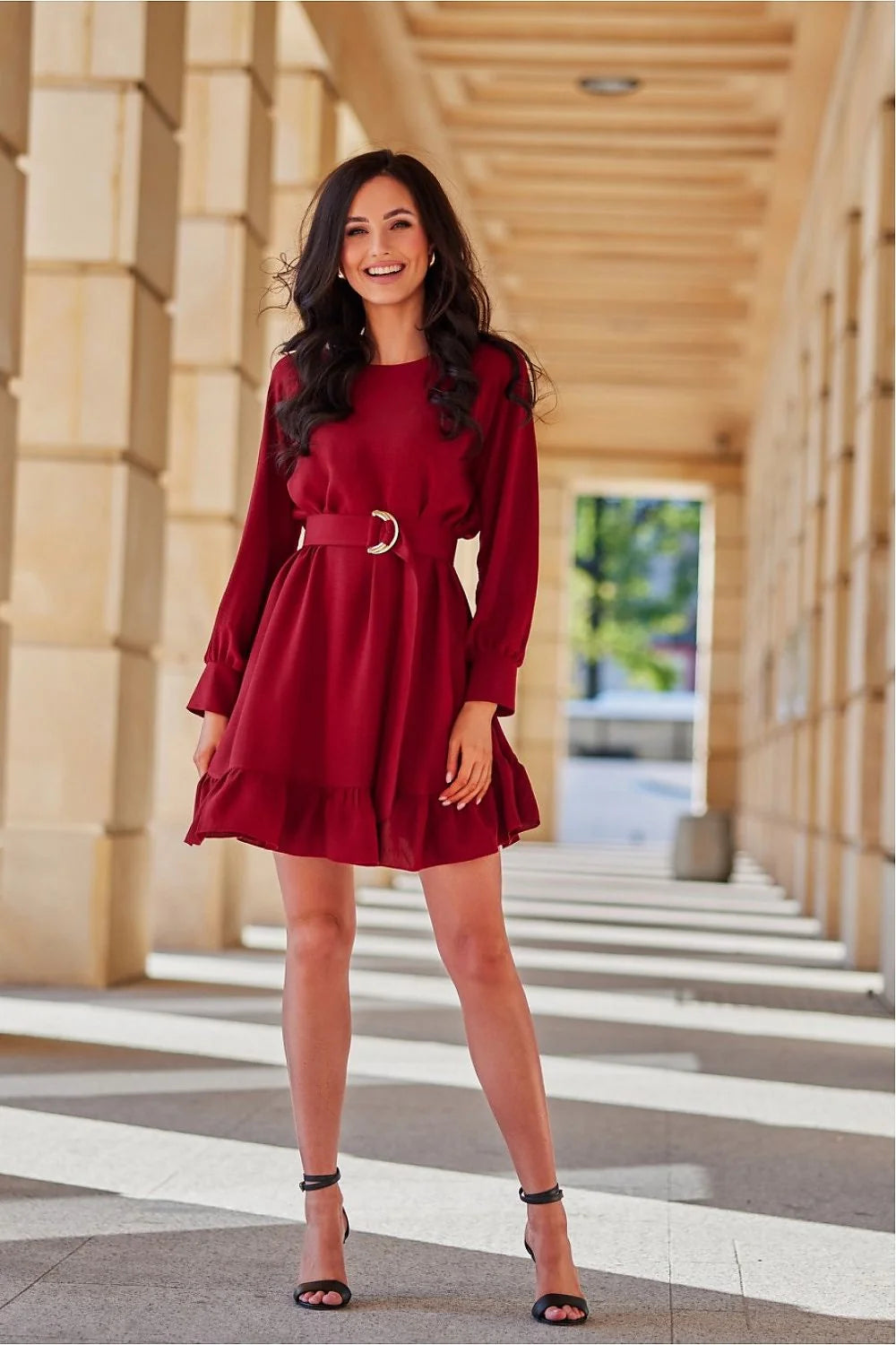 robe bordeaux courte évasée cintrée taille haute ceinturée boucle dorée manches longues froncées volant tissu fluide confortable chic intemporelle