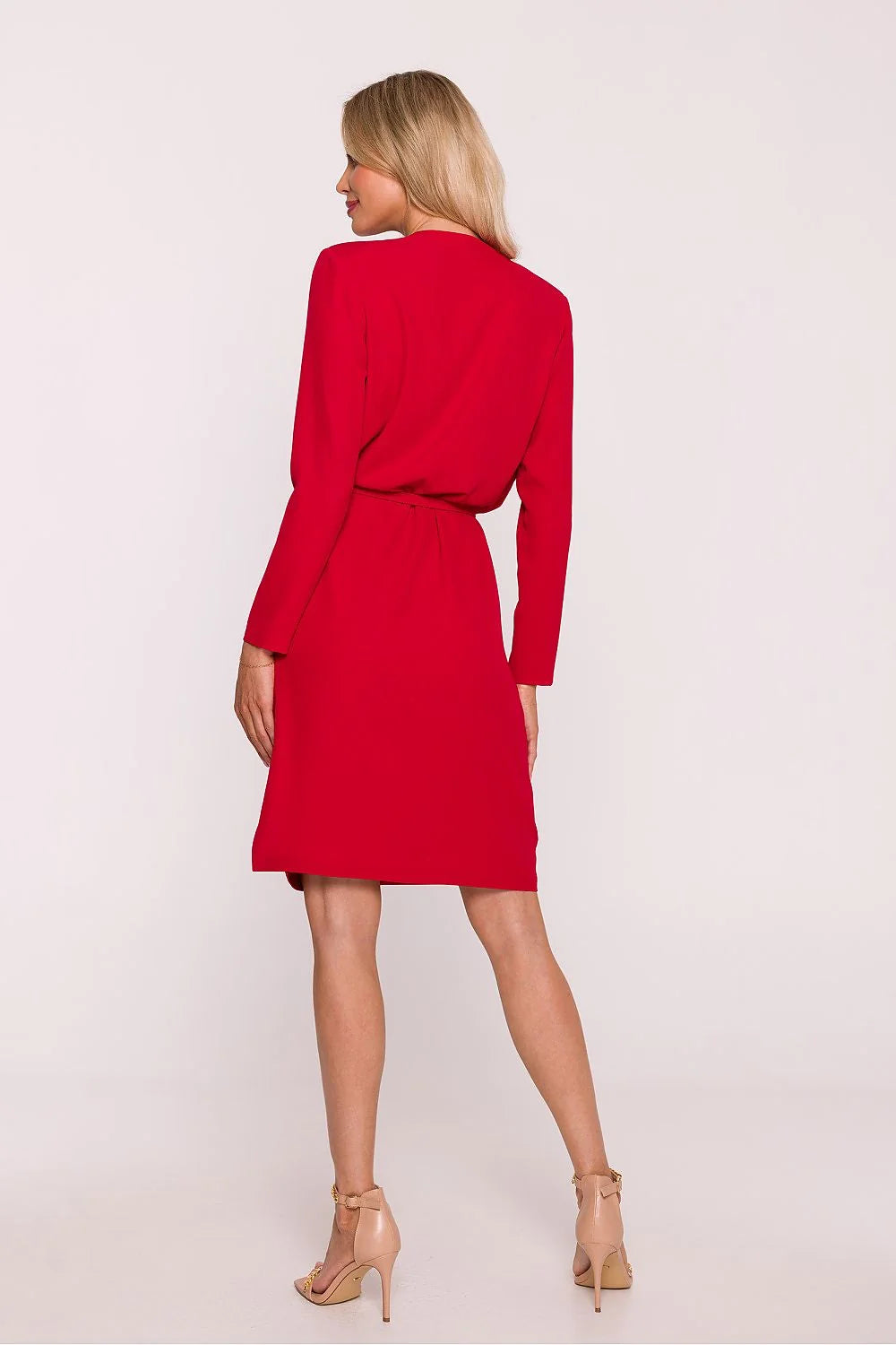 robe crayon rouge satinée lisse encolure V sensuelle drapée manches longues taille cintrée ceinture élastique fente latérale midi