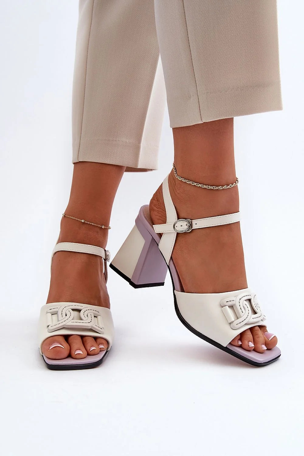 sandales talon bloc cuir synthétique crème bride cheville réglable boucle métallique argentée bicolore lavande blanc bout ouvert rembourrée élégantes sophistiquées