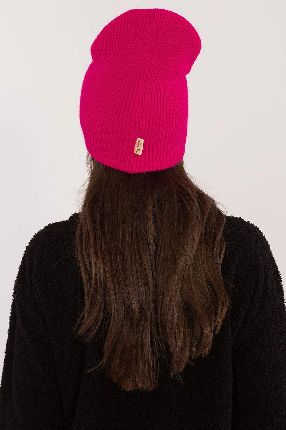 bonnet tricot côtelé rose vif femme slouchy ample chaud extensible maille épaisse revers élégant écusson beige minimaliste urbain isolant durable