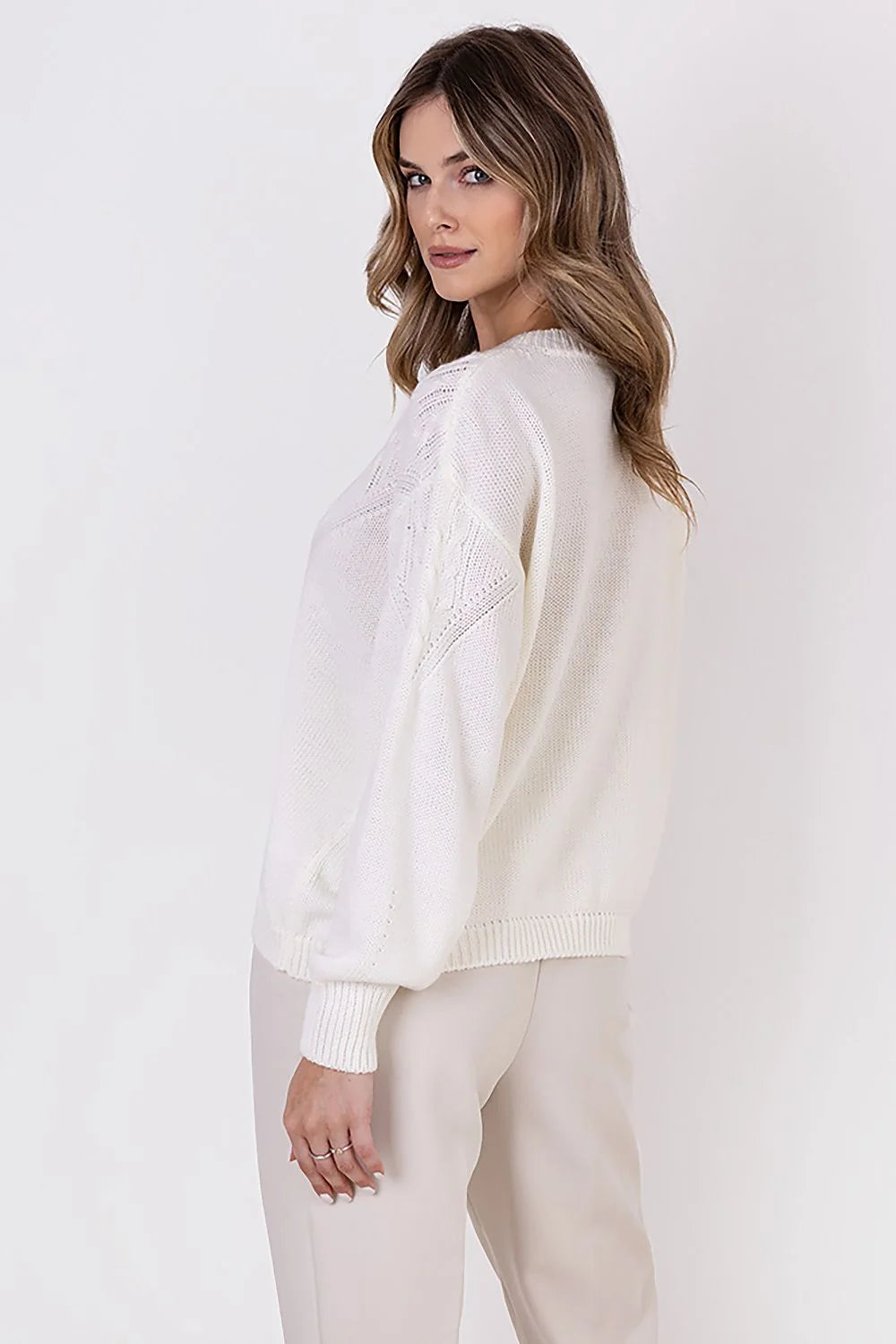 chandail femme écru ivoire maille torsadée encolure ronde manches longues poignets côtelés coupe légèrement oversize blousante