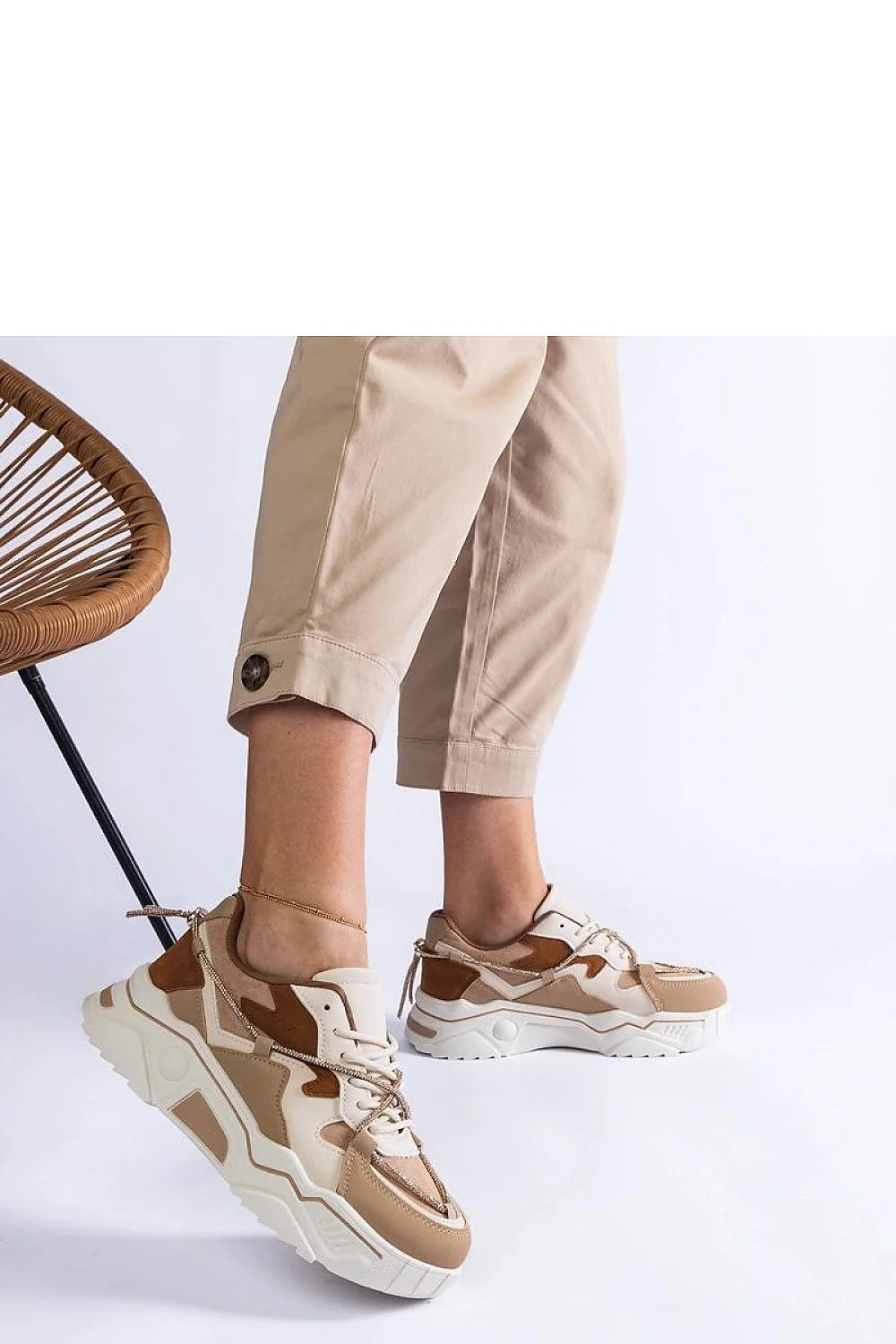 Baskets pour femme style moderne couleur beige marron crème cuir synthétique semelle épaisse tendance 2023