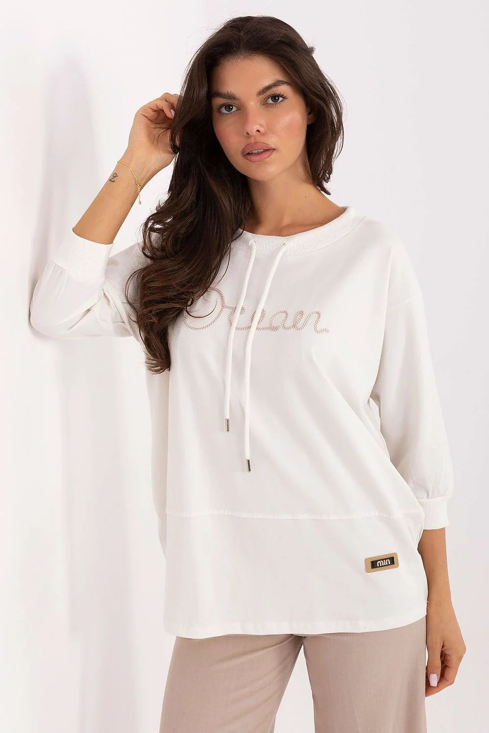 chemisier oversize col rond cordons décoratifs manches trois quarts légèrement ballon maille coton doux stretch broderie tonale écusson logo bas