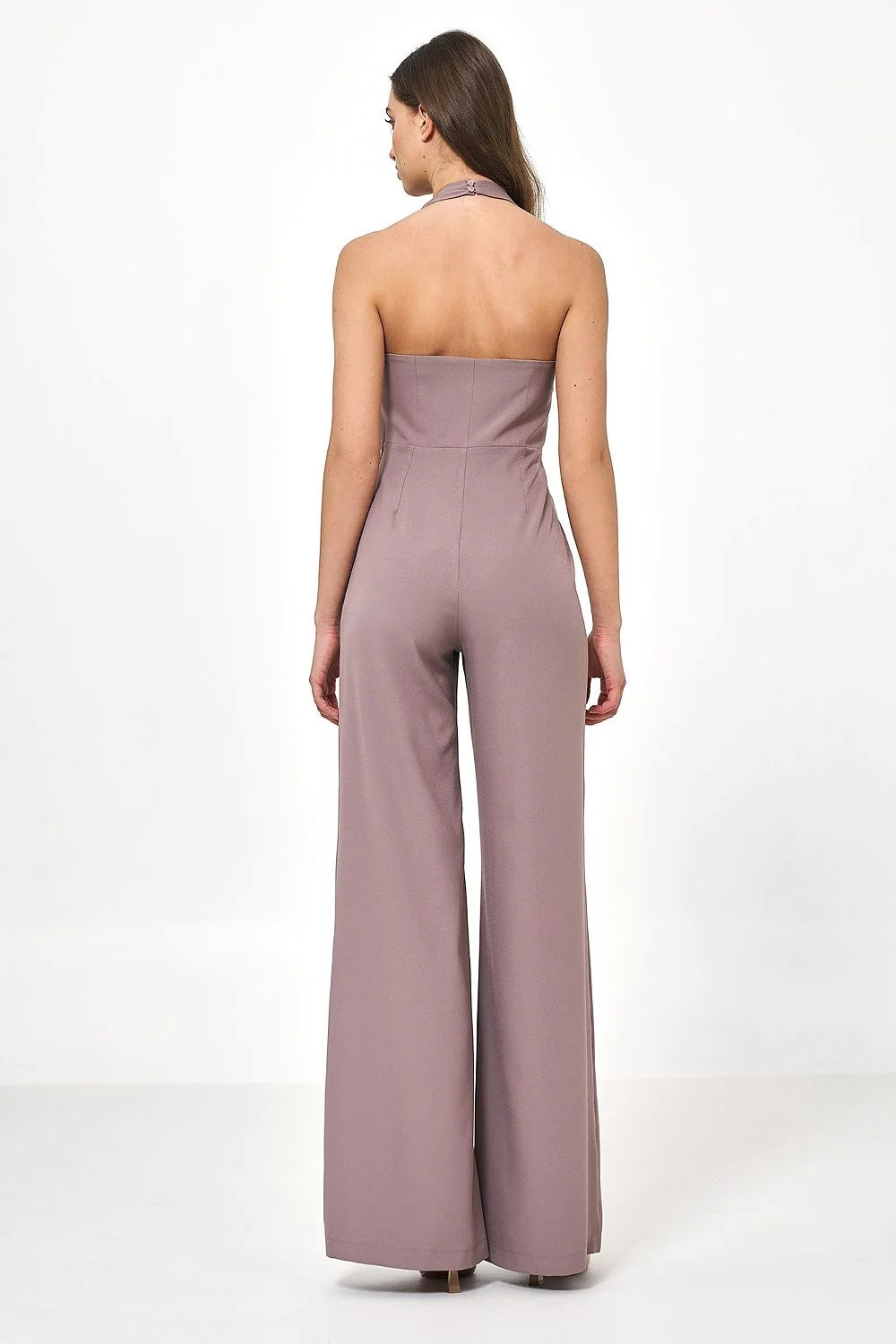 combinaison dos nu sans manches col halter plongeant cintrée taille haute jambes larges fluides crêpe structuré taupe sophistiquée