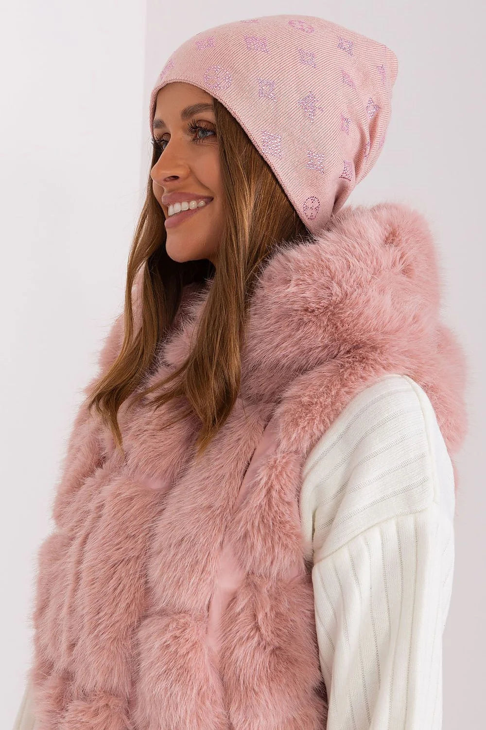 Bonnet d'hiver en cachemire avec décorations en strass, ensemble chic femme, veste sans manches fourrure synthétique, mode hiver élégance confort style urbain finitions soignées fêtes occasions spéciales