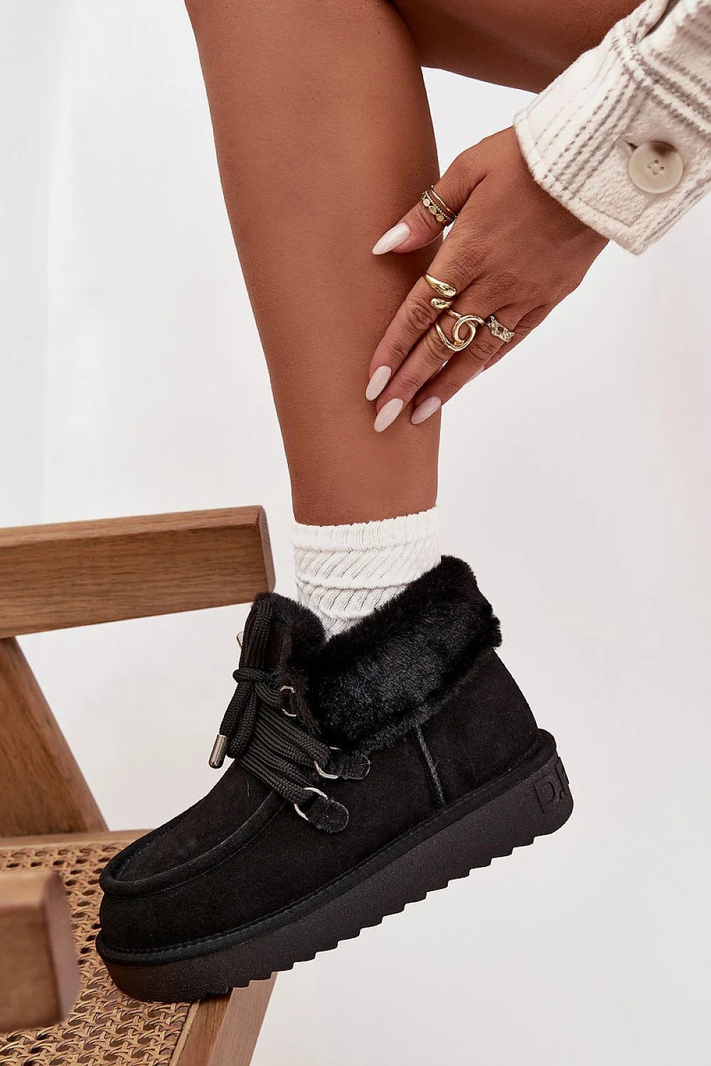 bottines neige femme suédine synthétique noir fourrées fausse fourrure cheville bordé lacets larges œillets métalliques plateforme crantée antidérapante semelle caoutchouc