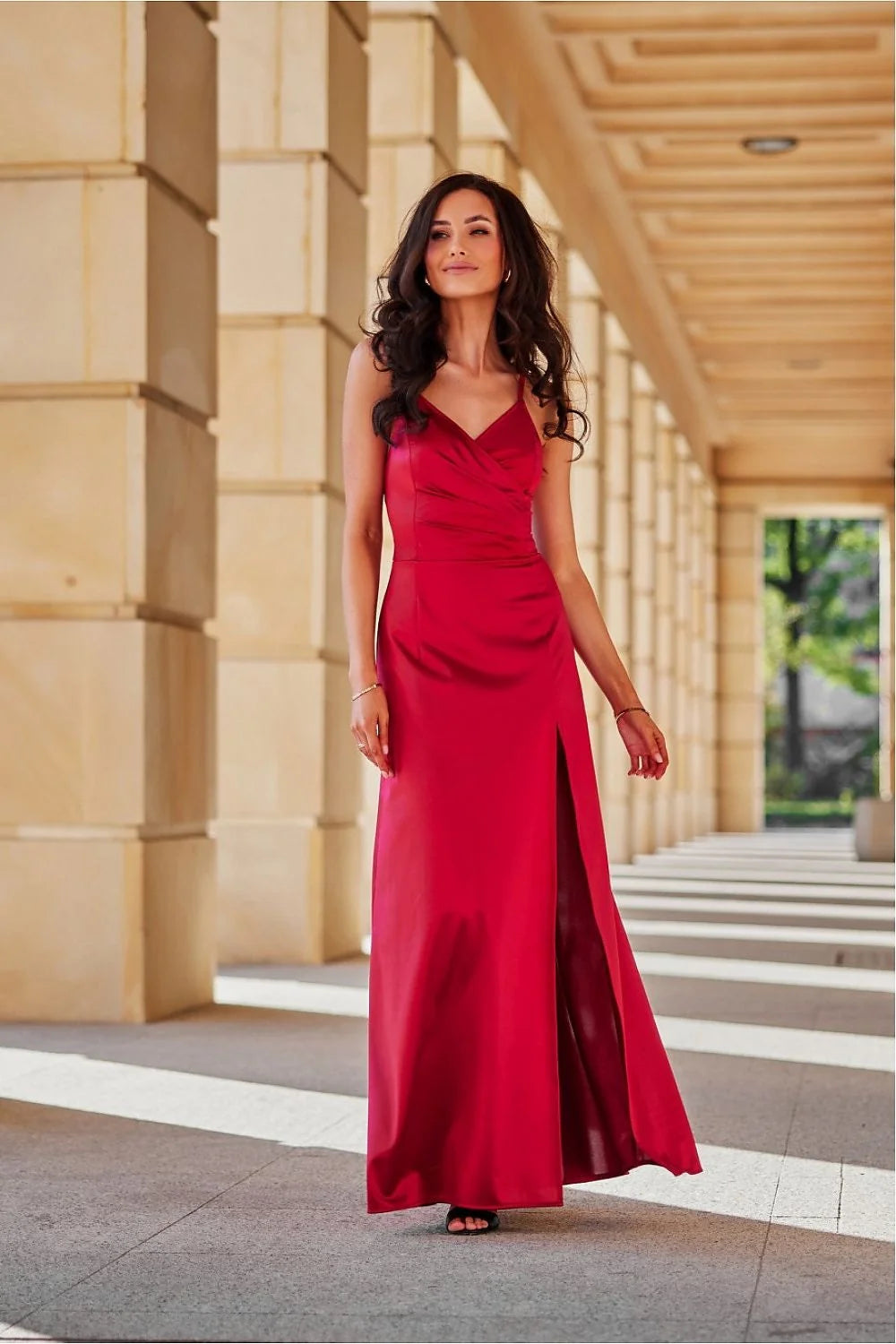 Robe longue élégante Alessandra Roco Fashion bretelles fines décolleté croisé dos ajustable tissu satiné rouge profond fente cuisse soirée