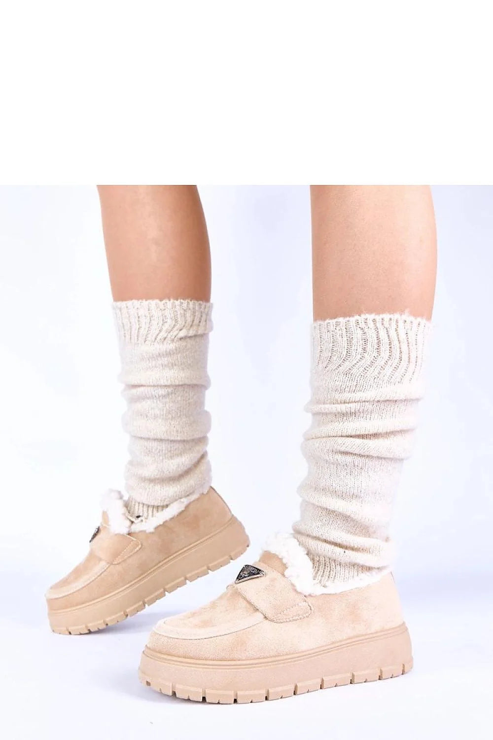 mocassins femme fourrés suède beige clair plateforme hauteur 4cm semelle crantée antidérapante cocooning slipon bride velcro logo métal