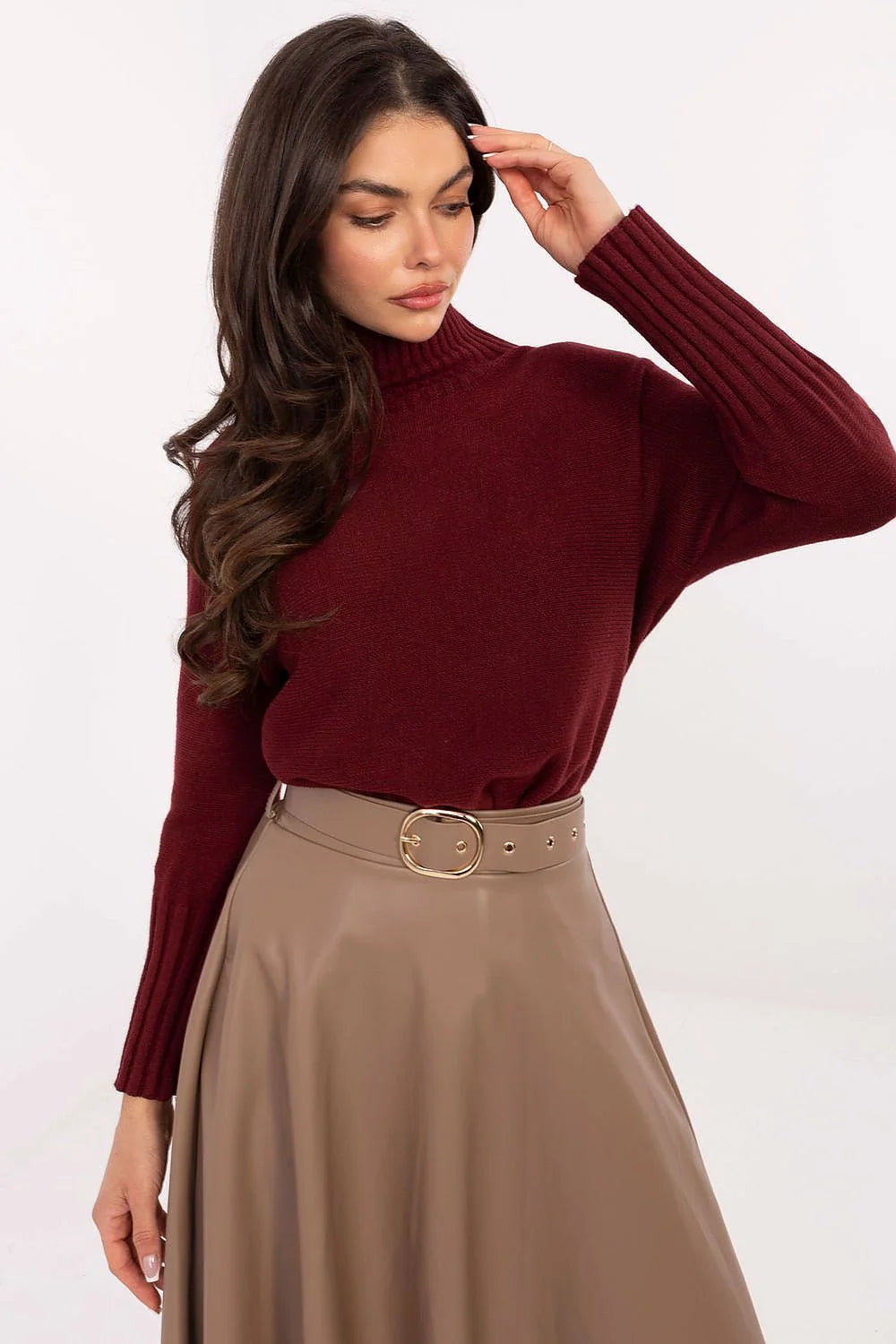 pull femme col montant bordeaux maille douce extensible manches longues épaules tombantes poignets côtelés coupe légèrement oversize longueur hanche polyvalent