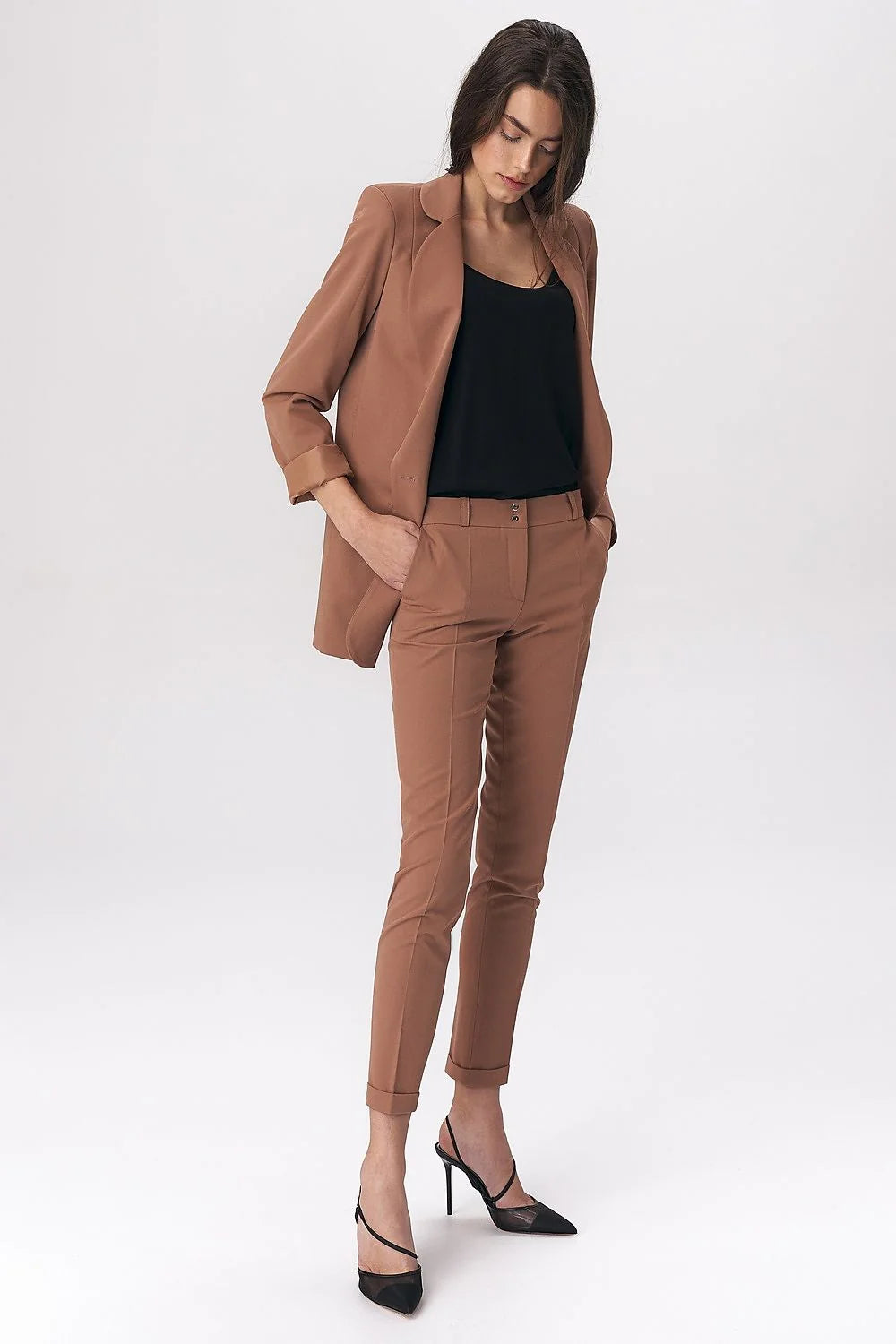 Pantalon femme élégant couleur camel slim fit longueur cheville braguette dissimulée boutons apparents ceinture poches frontales occasions travail casual