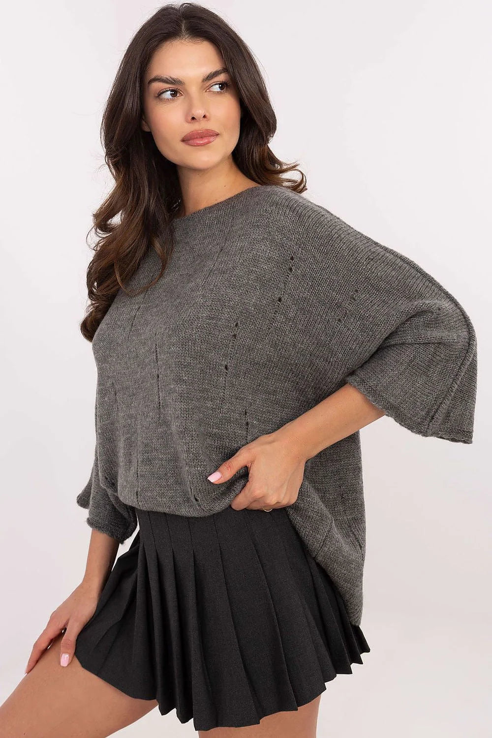 outfit casual femme sweater oversize gris chiné maille tricotée boxy manches troisquarts col rond ouvertures usures jupe plissée noire courte