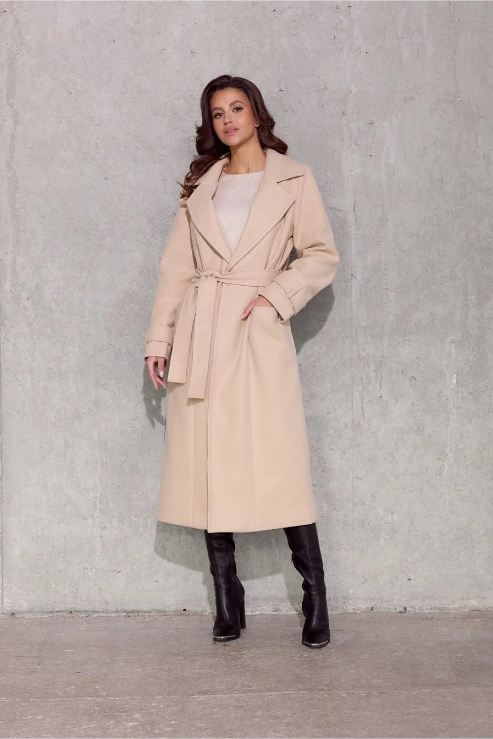 Manteau élégant pour femme long beige clair coupe droite ajustée col à revers matière chaude occasion多种