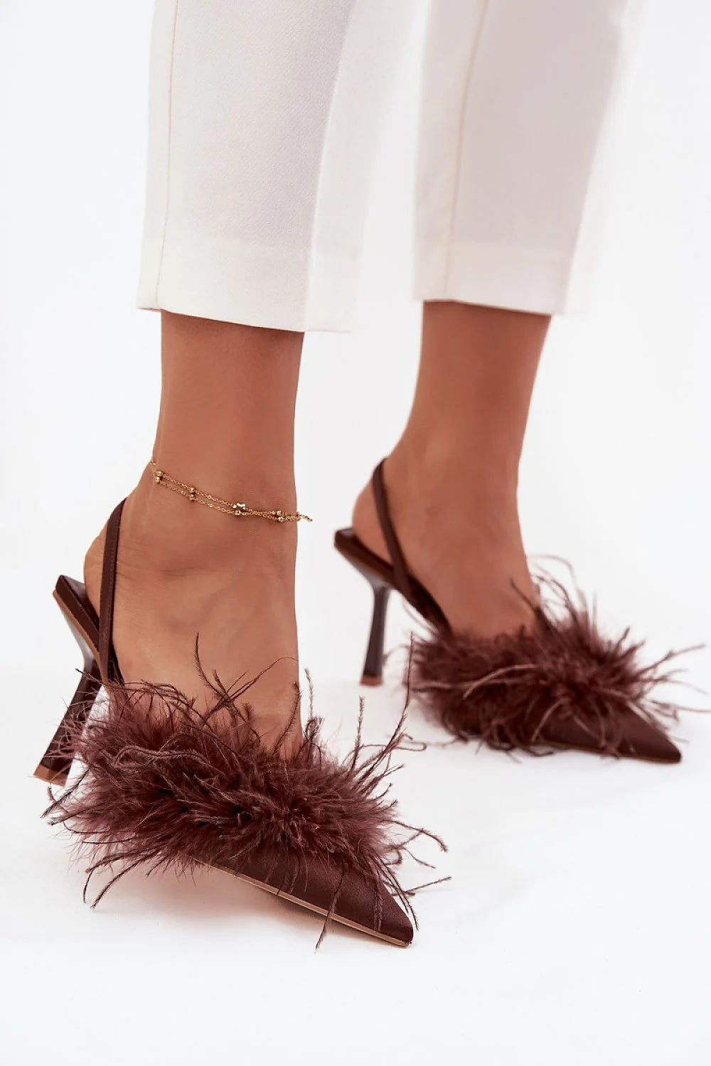 escarpins slingback bout pointu satin marron chocolat plumes marabou bride arrière ouverte talon aiguille fin soirée retro glam