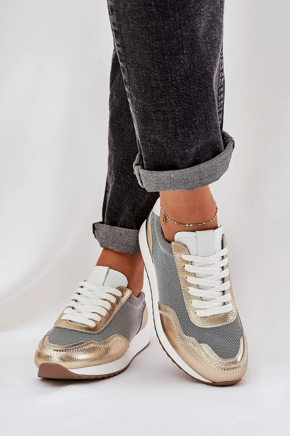 Chaussures de sport femmes design moderne élégant cuir naturel tissu empiècements dorés lacets blancs confort daily use