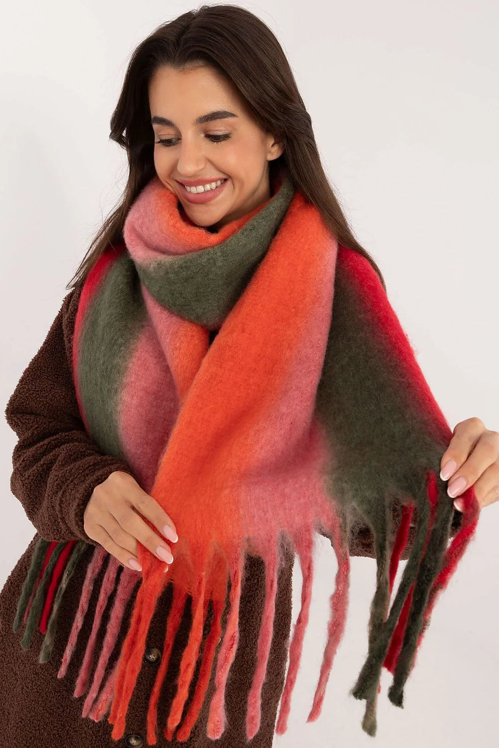 Écharpe pour femme couleur vibrante texture douce longueur généreuse franges décoratives hiver chic cosy