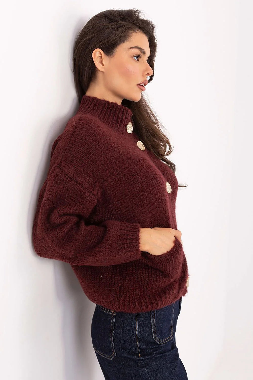 cardigan femme bordeaux grosse maille col montant coupe courte manches ballon fermeture boutonnée gros boutons dorés martelés poches plaquées moelleuse