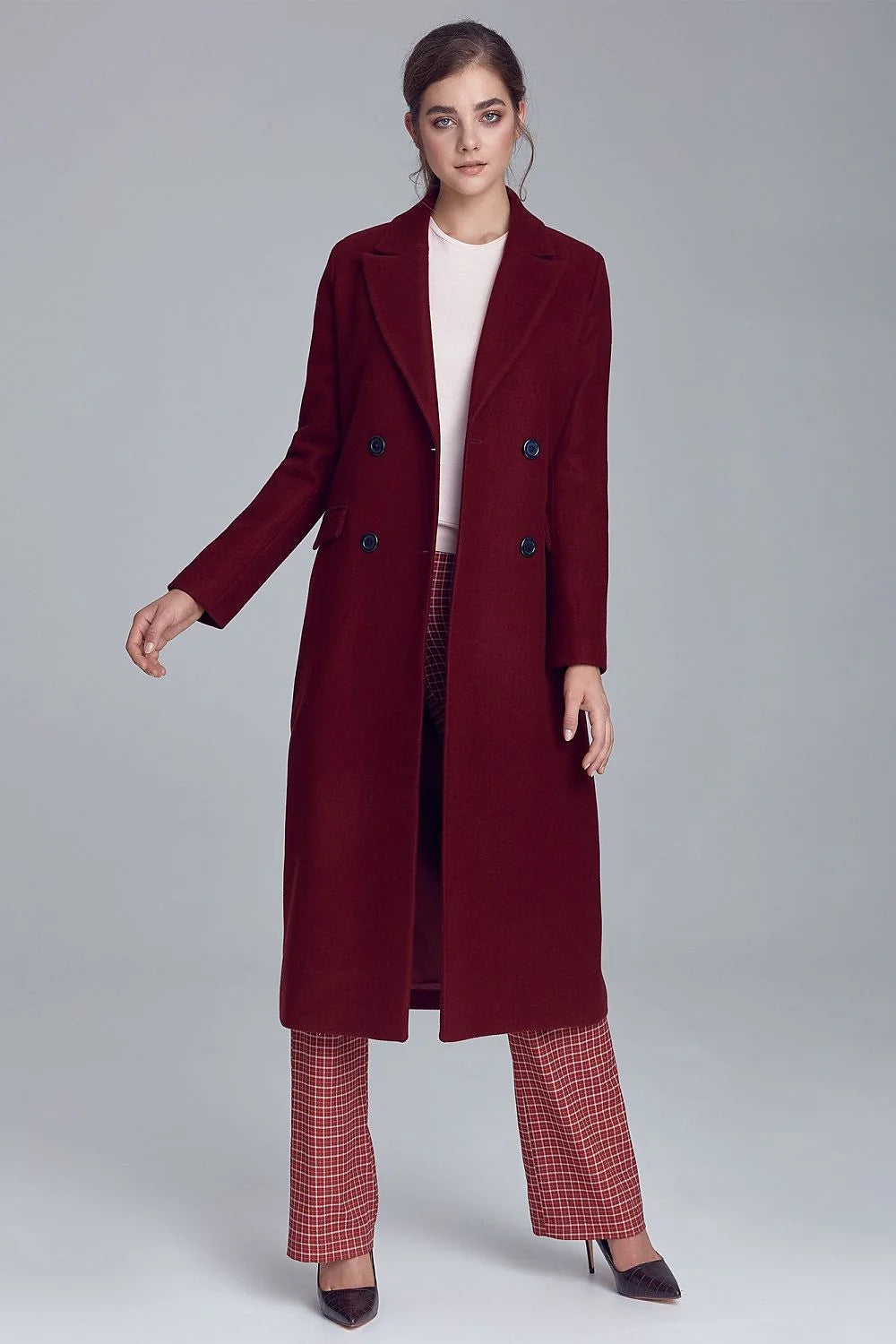 manteau long femme bordeaux laine mélangée coupe ajustée mi mollet double boutonnage col tailleur poches rabat épaules structurées élégant intemporel