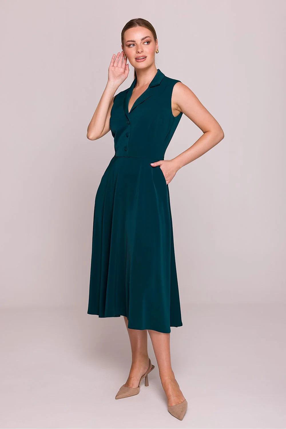 Robe de cocktail sans manches vert foncé col à revers tissu lisse brillant longueur midi silhouette évasée taille ajustable élégance intemporelle femme