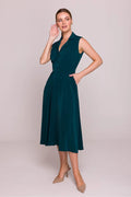 Robe de cocktail sans manches vert foncé col à revers tissu lisse brillant longueur midi silhouette évasée taille ajustable élégance intemporelle femme