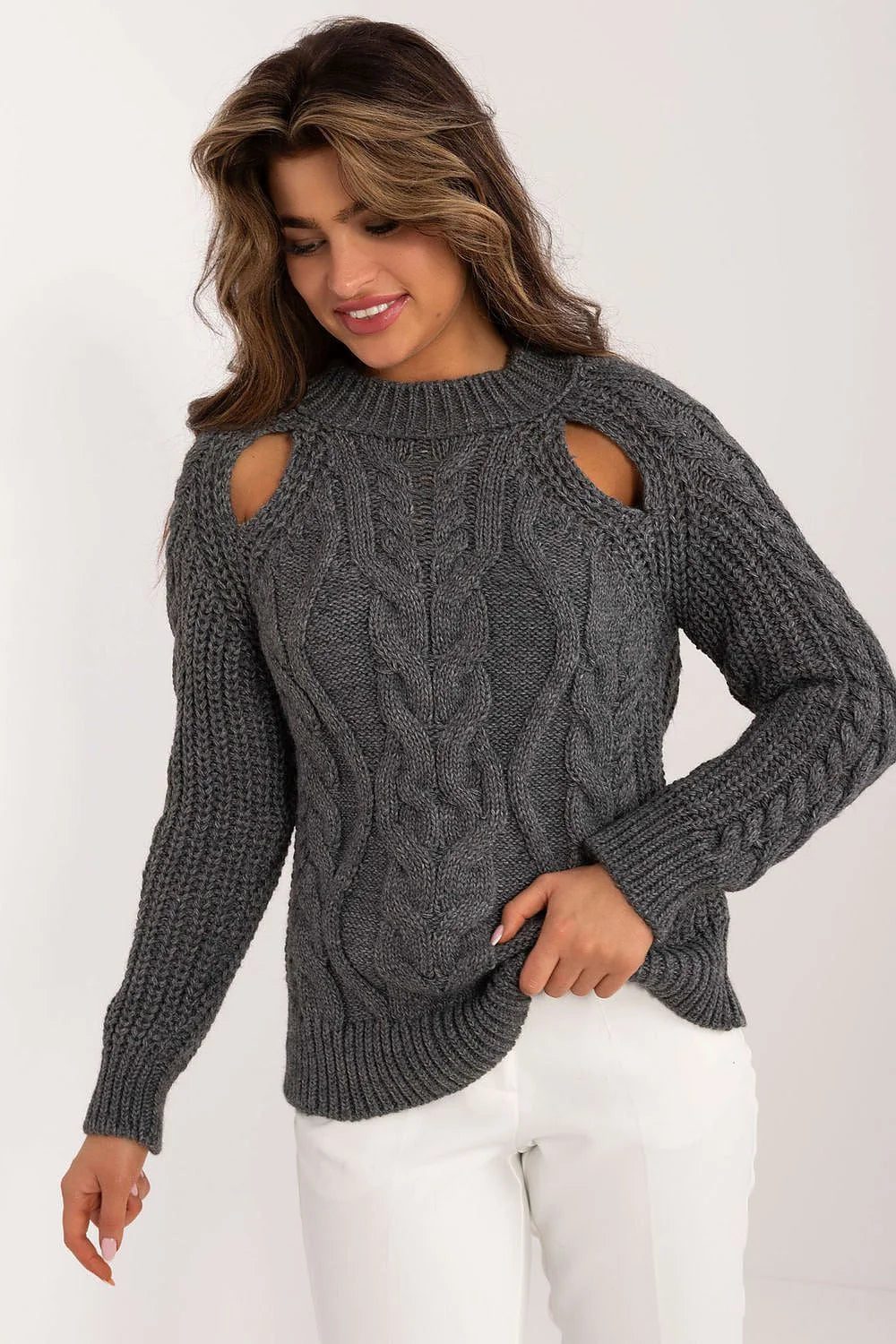 Pull femme élégant moderne maille épaisse motifs tressés col rond ajusté épaules découpées manches longues finitions côtelées confort style intemporel