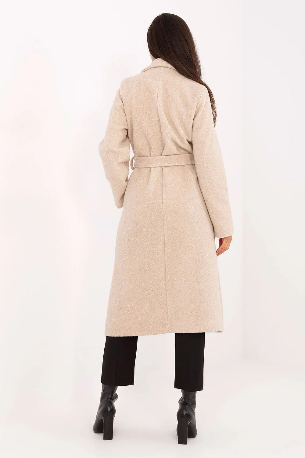 manteau long femme bouclé beige ceinturé col tailleur épaules tombantes coupe droite double boutonnage nouée poches latérales léger chic élégant