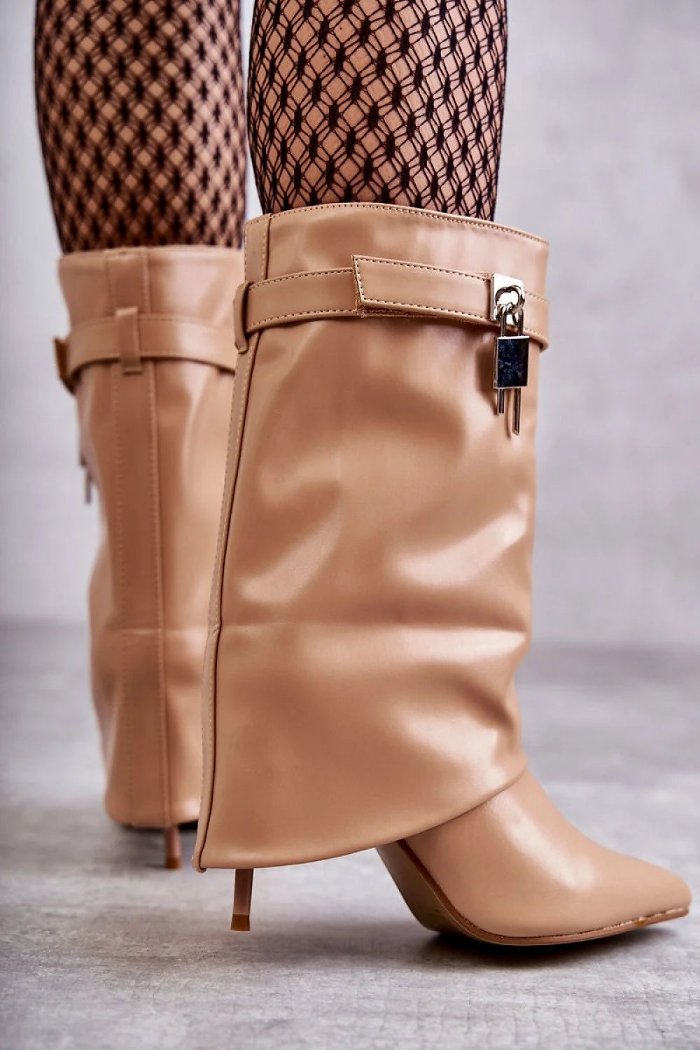 bottes femme cuir écologique beige mi mollet froncée bout pointu talon kitten bas bride décorative pendentif cadenas argenté