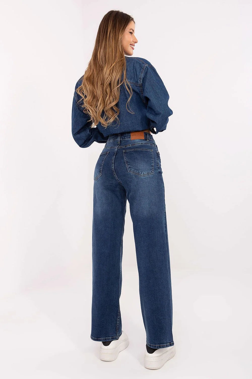 Ensemble denim bleu pour femme, veste et pantalon, look casual-chic, coton stretch, coupe classique