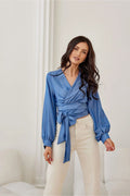blouse cache coeur moderne élégante satinée bleu vif manches longues bouffantes poignets boutonnés col profond ceinture nouage cintrée