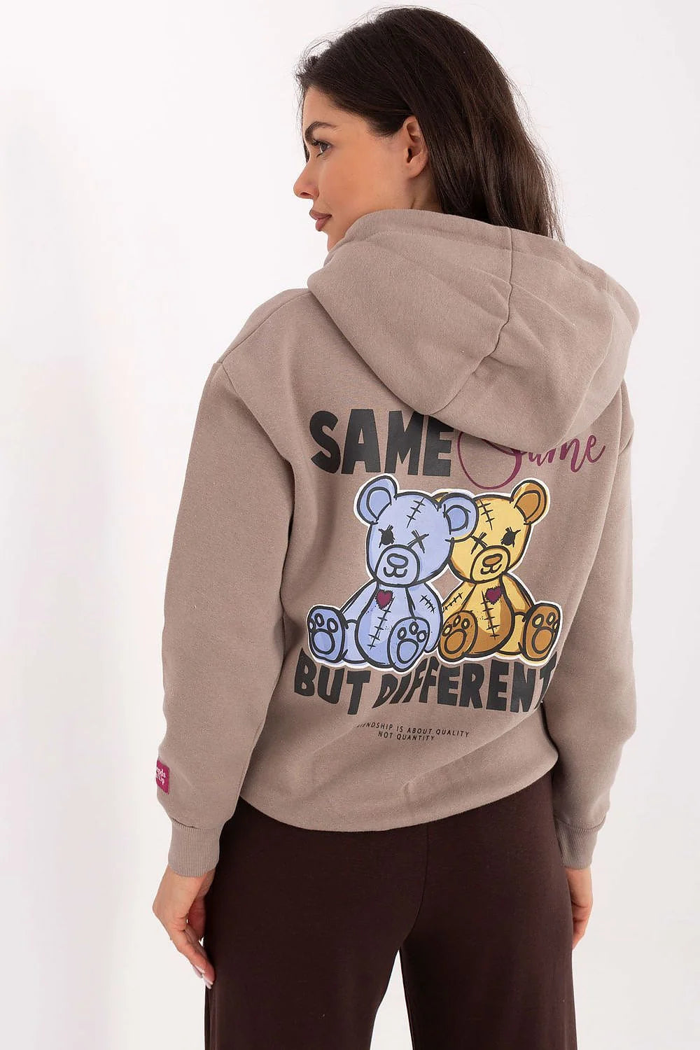 sweatshirt femme capuche molleton coton polyester taupe mastic coupe décontractée poche kangourou poignets côtelés cordon blanc embouts fuchsia imprimé poitrine