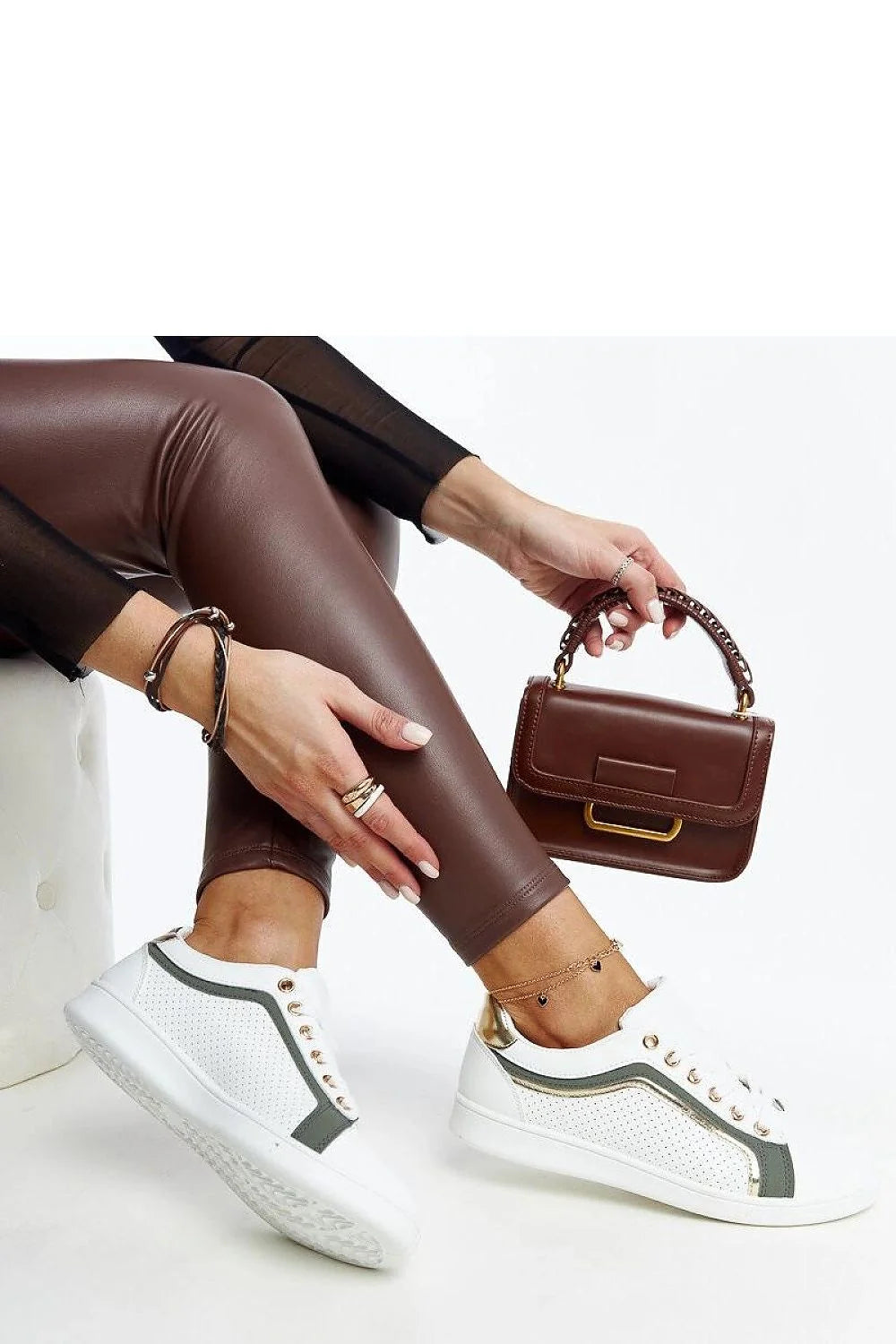 baskets Solea blanches kaki perforées cuir synthétique casual chic basses respirantes lacets caoutchouc dorées œillets semelle gomme confort urbain