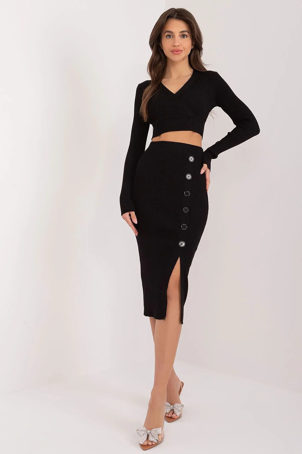 Ensemble féminin coordonné crop top manches longues jupe midi maille noire élastique fermeture boutons femmes