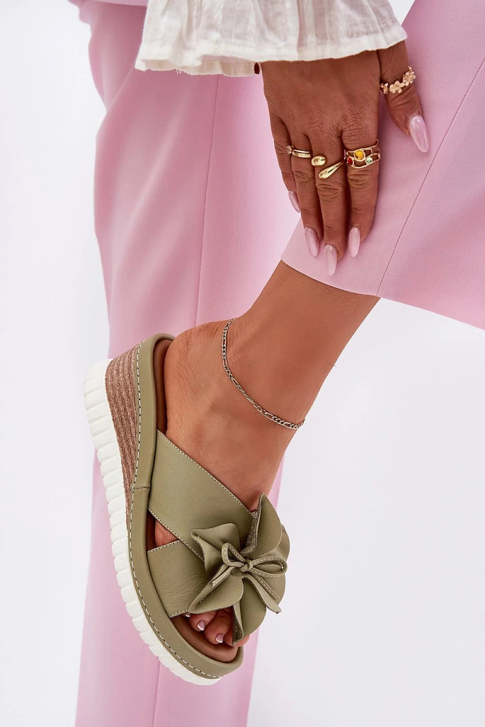 Sandales féminines contemporaines élégantes design décontracté tendance nœud décoratif couleur olive semelle liège talon 7 cm cuir synthétique femmes occasion estivale