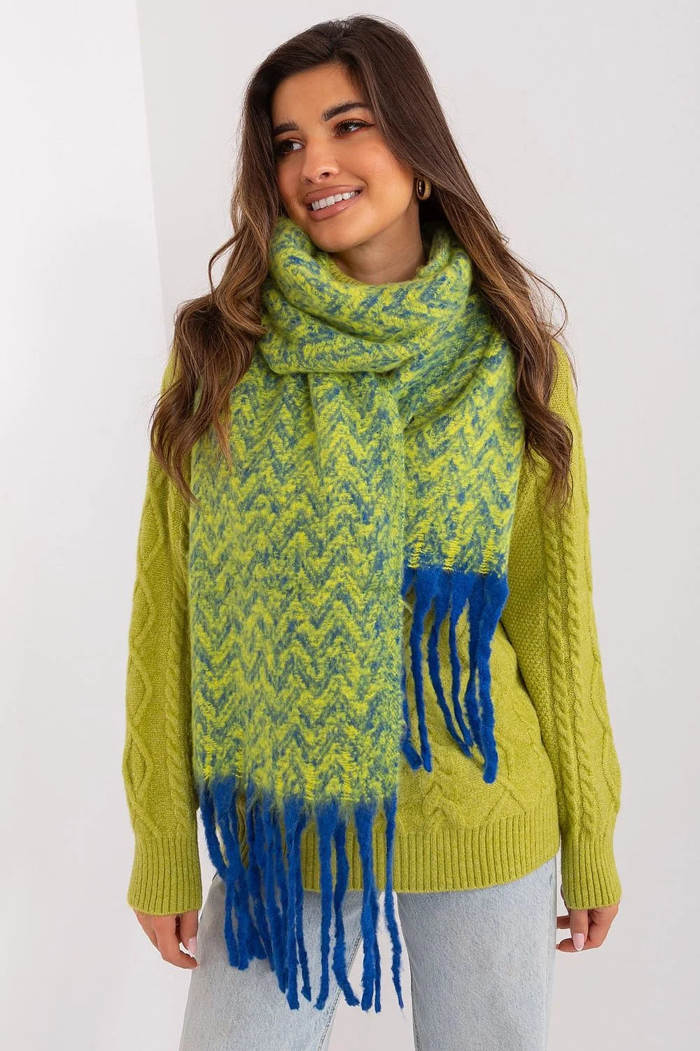 Écharpe design géométrique motif chevrons couleurs vives franges longues maille laine femme automne hiver mode