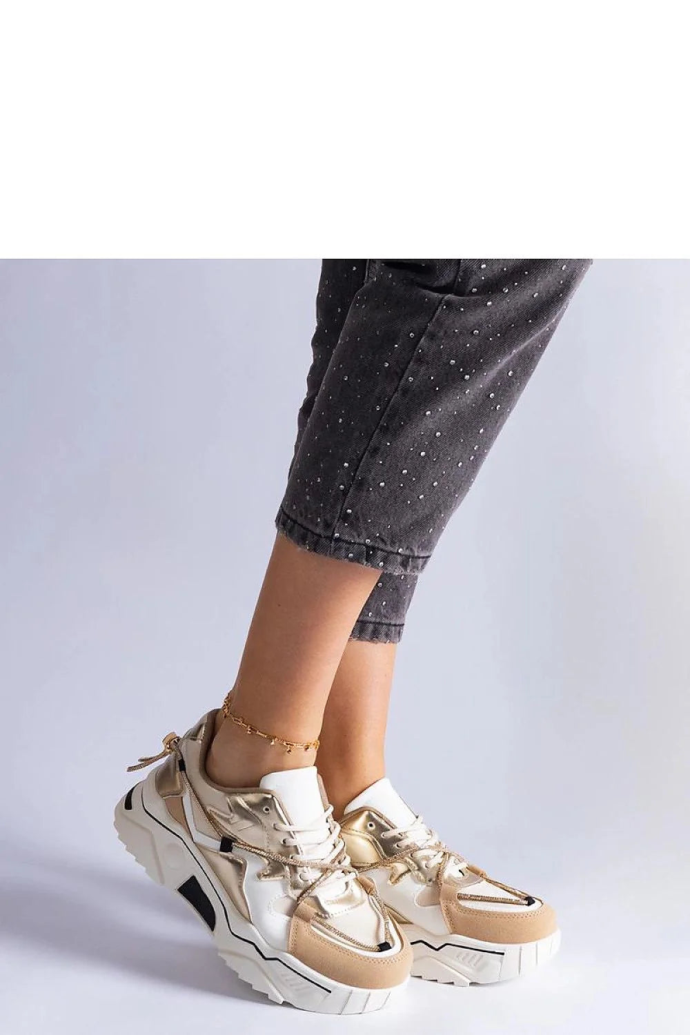 Baskets Solea beige zircons lacets Valdez cuir écologique design moderne audacieux empiècements géométriques semelle épaisse crantée bracelet cheville doré femme