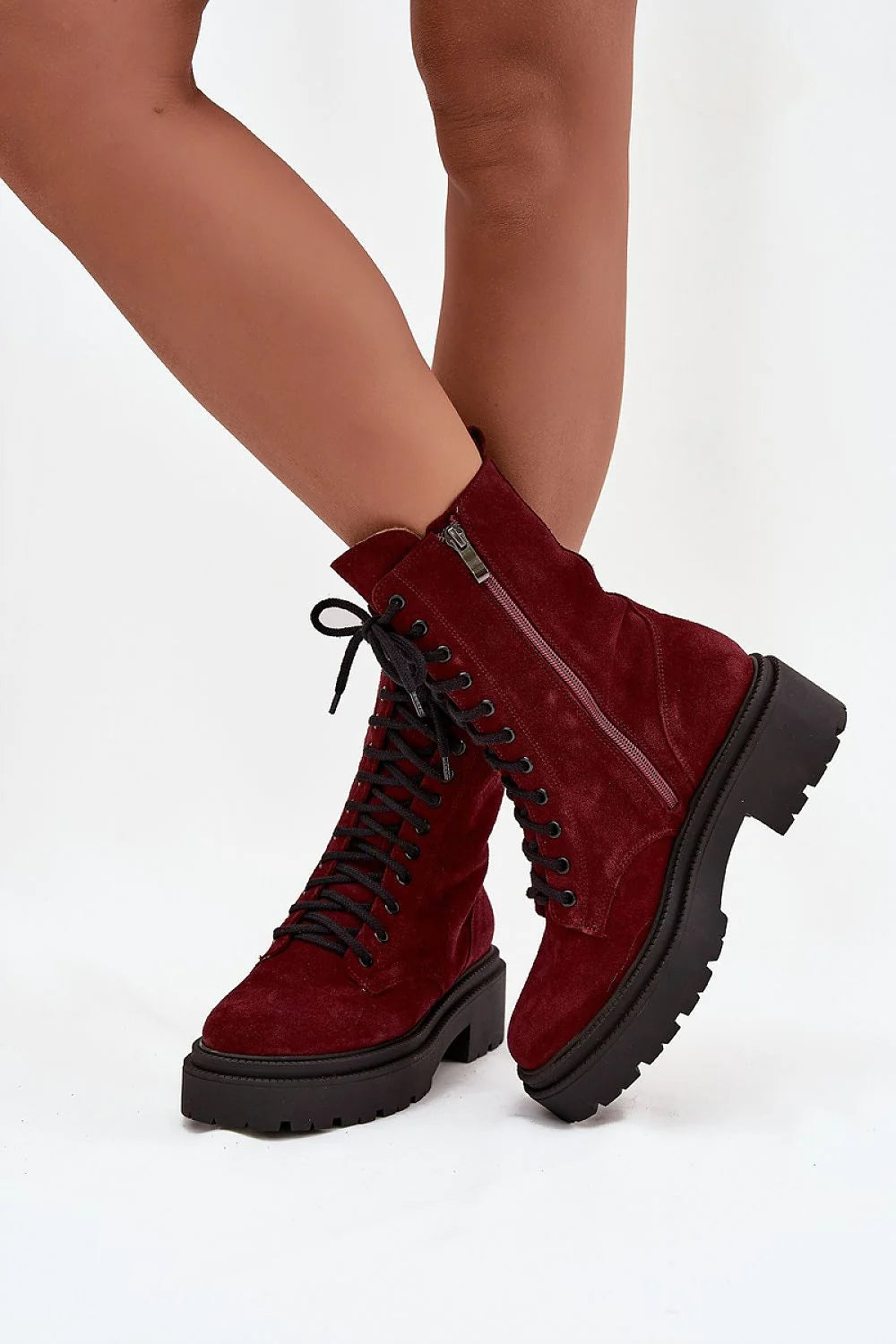 bottines femme suédé bordeaux montantes lacets métalliques fermeture éclair latérale semelle crantée noire plateforme talon plat doublure chaude
