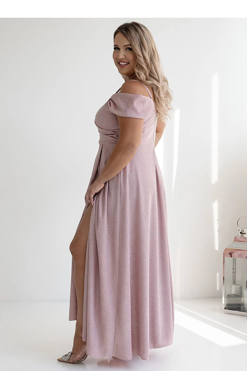 Robe de soirée élégante longue décolleté en V manches tombantes tissu brillant rose pâle femme occasions spéciales